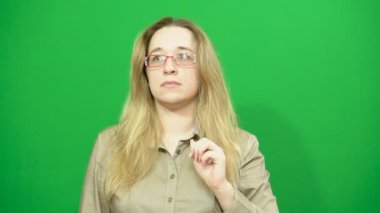 Genç kız poz. Tablet ile çalışmak için el hareketleri.