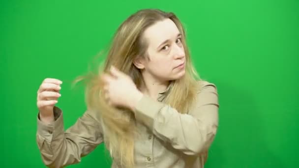 Mladá dívka pózuje. Uhlazuje vlasy s prsty. — Stock video