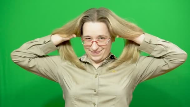 Junges Mädchen posiert. Gute Laune. Nahaufnahme. Hintergrund Green Screen. — Stockvideo