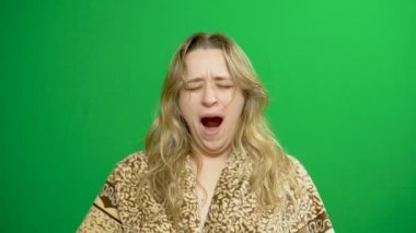 Uykulu genç kız. Yawns ve felç yüz.