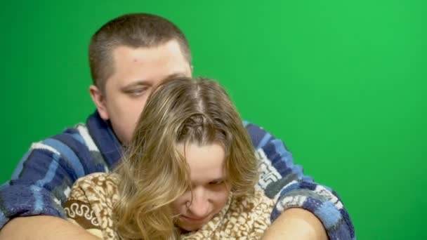 Mladý kluk a holka. Obejme dívku a hladí její vlasy. — Stock video