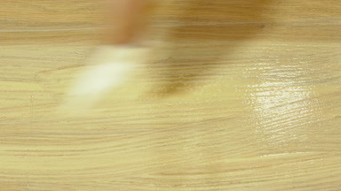 Ahşap bir yüzey üzerinde koruyucu bir tabaka uygulanması.