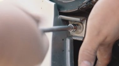 Araba motoru tamir. Bölümü güvenliğini sağlama.