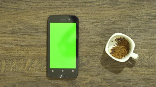 Gros plan des mains préparant le café. Le téléphone portable est sur la table . — Video