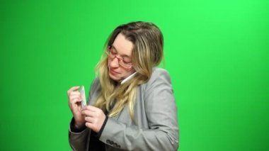 Ofis Müdürü cep telefonuyla konuşuyor. El bakımı. Yeşil renkli ekran.