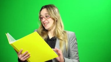 Ofis Yöneticisi ile rapor klasörü. O kayıtları okuyor. Mutlu ve sonuçları ile kabul eder. Yeşil ekran arka planı.