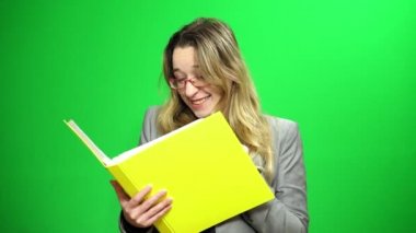 Ofis Yöneticisi ile rapor klasörü. Kayıtları bakar. Mutlu ve sonuçları ile kabul eder. Yeşil ekran arka planı.