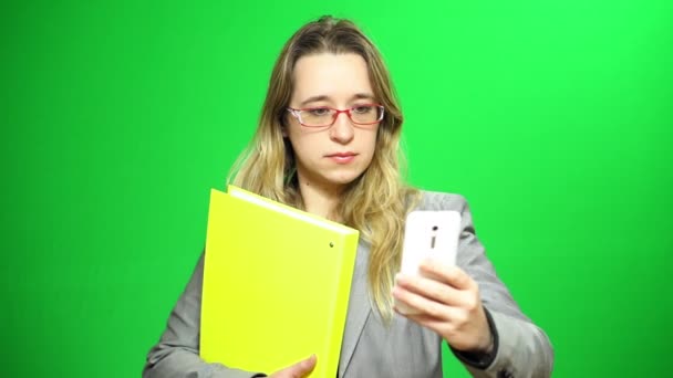 The office manager stands with the report folder and does the selfie. Green screen background. — Stock Video