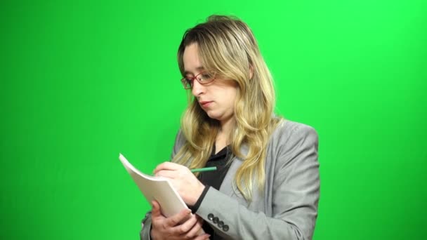 Vedoucí kanceláře stojí s balíkem papíru a tužku. Skici výkresu. Zelené pozadí obrazovky. — Stock video