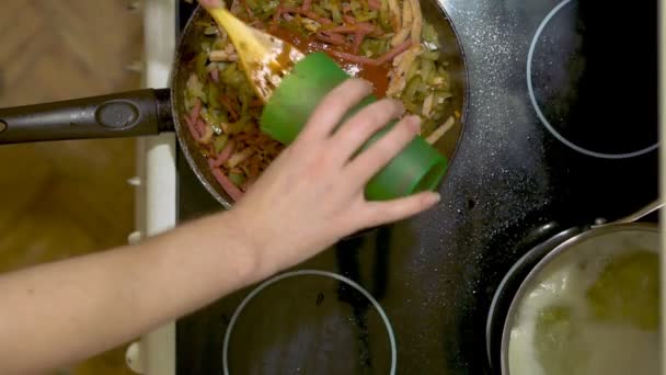 Voorbereiding van zelfgemaakte soep benadert. Hot pot op het fornuis. Sommige tomatenpuree toevoegen. — Stockvideo