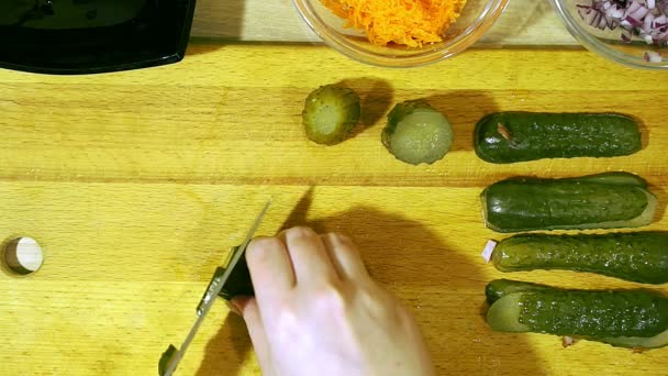 Close-up van menselijke handen snijden komkommer. — Stockvideo