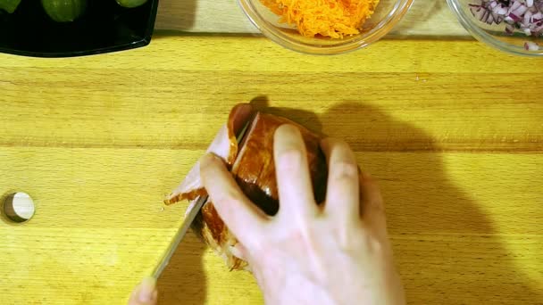 自制汤的研制。切片煮香肠. — 图库视频影像