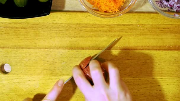 Крупный план человеческих рук, режущих полукопченую колбасу . — стоковое видео