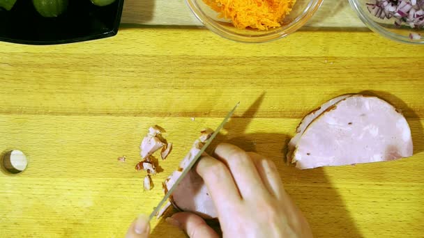 Nahaufnahme menschlicher Hände beim Schneiden von Kochwurst. — Stockvideo