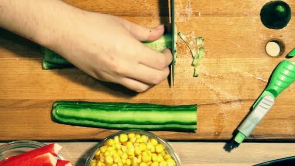 Een kok werkt met een mes aan boord van een gele keuken. — Stockvideo