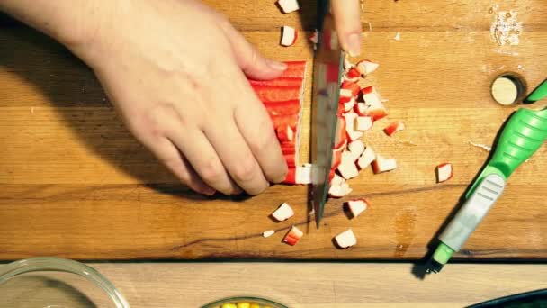 Крупним планом руки нарізання крабового м'яса . — стокове відео