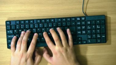 Eller closeup iş üstünde belgili tanımlık bilgisayar klavye.