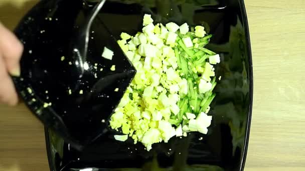 Zubereitung von Salat mit Krabbenspießen. Zutaten. Kohl, Ei, Mais, Krabbenstangen. — Stockvideo