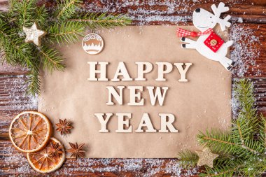 Metin üzerinde kağıt mutlu yeni yıl Merkezi ile Noel bileşimi çerçeve.