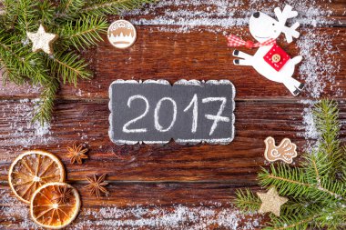 Köknar dalı, oyuncak geyik, kar ve portakal, yapılan Noel çerçeve ahşap eski kahverengi zemin üzerinde ortaya koydu. T