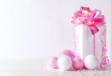Noel ve yeni yıl ile sarılmış hediye ve pembe top için kopya alanı ile beyaz tebrik kartı.