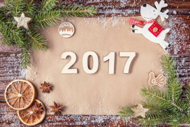 Yıl 2017 up vintage kağıt üzerinde sayısı ile Noel bileşimi çerçeve.