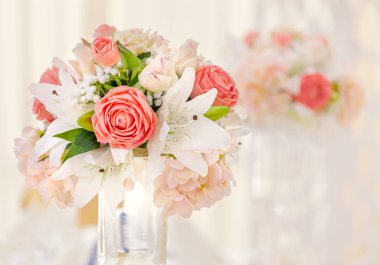 Tablo ile çiçek kompozisyonlar vazo içinde pembe ve mercan tonlarında dekore edilmiş olay yemek için hazır. Buket düğün