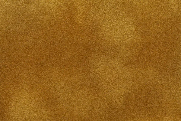 暗いゴールデン スエード生地クローズ アップの背景。黄ヌバック繊維のベルベット マット テクスチャ — ストック写真