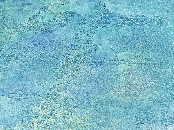 Parede multicolor velha coberta com gesso descascamento gasto. Textura da superfície de pedra azul e urquesa vintage, close-up — Fotografia de Stock