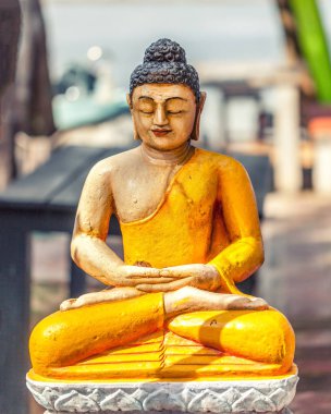 Buda güzel heykel güneş ışığı altında