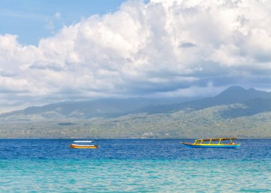 Adanın huzurlu deniz manzarası