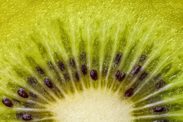 Herz aus Kiwi-Früchten mit Samen in Nahaufnahme in einem Schnitt. — Stockfoto