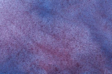 Soyut sanat arka planı lacivert ve mor renkler. Menekşe lekeli ve eğimli tuvalde suluboya boya