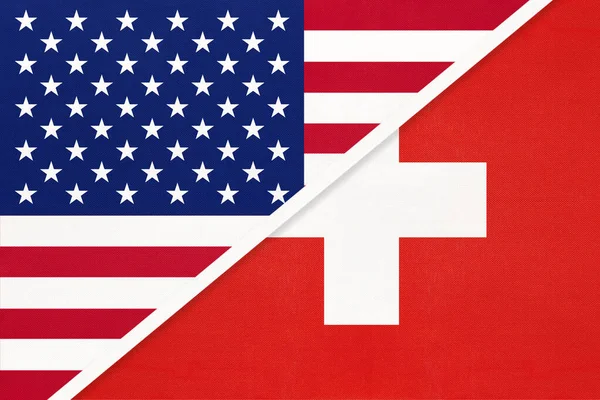 Drapeau national des États-Unis vs Suisse du textile. Relations entre les pays américains et européens . — Photo
