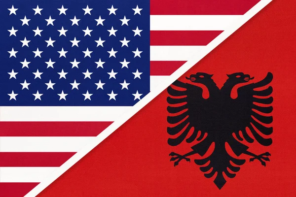 Usa vs Albánia nemzeti zászló textilből. Az amerikai és az európai országok közötti kapcsolat. — Stock Fotó