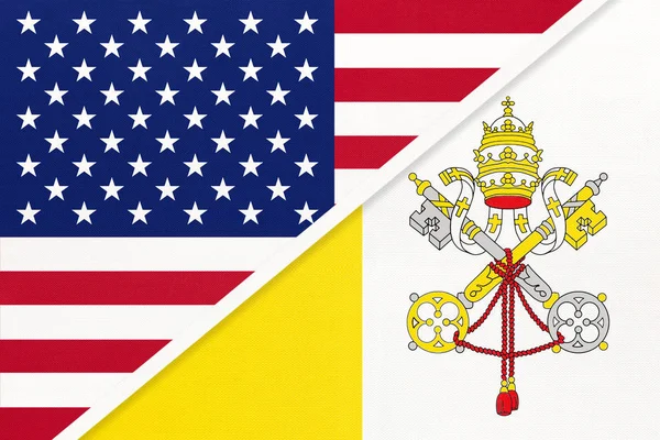 Usa vs Vatikánská národní vlajka z textilu. Vztah mezi americkými a evropskými zeměmi. — Stock fotografie