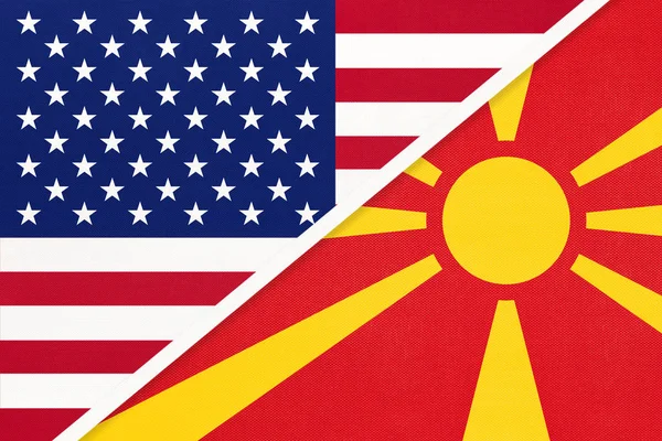 Уса проти Македонії національний прапор з текстилю. Відносини між американськими та європічними країнами. — стокове фото