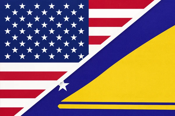 USA vs Tokelau bandiera nazionale dal tessile. Relazioni tra i paesi americani e quelli dell'Oceania . — Foto Stock