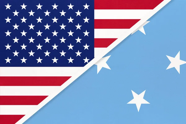 USA vs Stati Federati di Micronesia bandiera nazionale dal tessile. Relazioni tra i paesi americani e quelli dell'Oceania . — Foto Stock