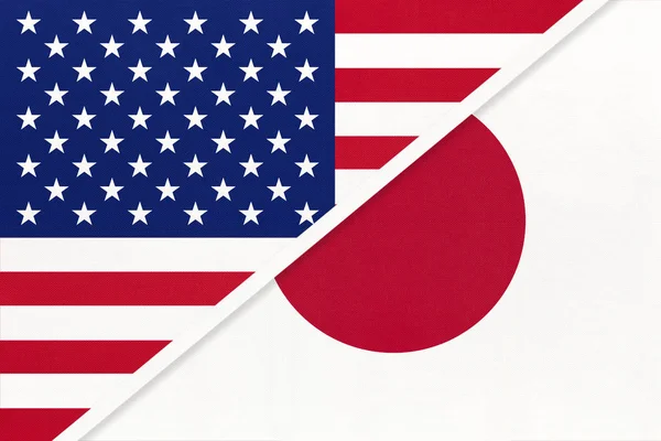 USA vs Giappone bandiera nazionale dal tessile. Rapporto tra due paesi americani e asiatici . — Foto Stock