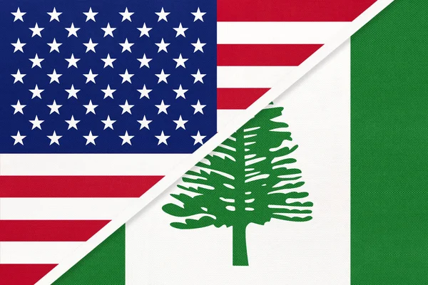 USA vs Norfolk Island bandiera nazionale dal tessile. Relazioni tra i paesi americani e quelli dell'Oceania . — Foto Stock