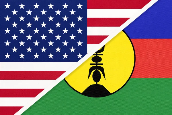 Уса проти національного прапора Нової Каледонії з текстилю. Стосунки між американцями й країнами Океанії. — стокове фото