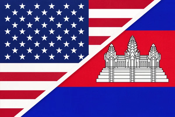 Usa vs Kambodža národní vlajka z textilu. Vztah mezi dvěma americkými a asijskými zeměmi. — Stock fotografie