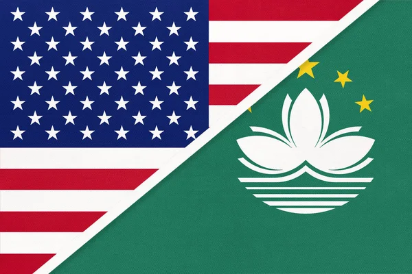 USA vs Macao bandiera nazionale da tessile. Rapporto tra due paesi americani e asiatici . — Foto Stock