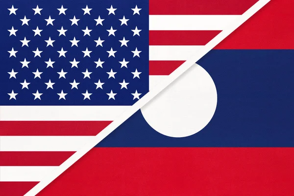 USA vs Laos bandera nacional de textil. Relación entre dos países americanos y asiáticos . — Foto de Stock