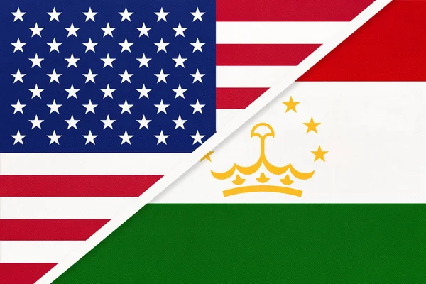 Національний прапор Уса проти Таджикистану з текстилю. Відносини між двома американськими та азійськими країнами. — стокове фото