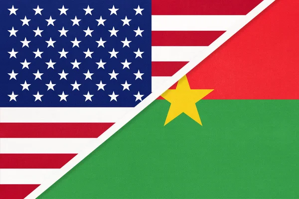 Usa vs Burkina Faso національний прапор з текстилю. Відносини між двома американськими та африканськими країнами. — стокове фото