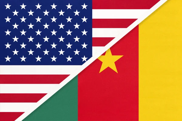 Уса проти Камеруну, національний прапор з текстилю. Відносини між двома американськими та африканськими країнами. — стокове фото