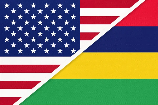 Usa vs Mauritius національний прапор з текстилю. Відносини між двома американськими та африканськими країнами. — стокове фото