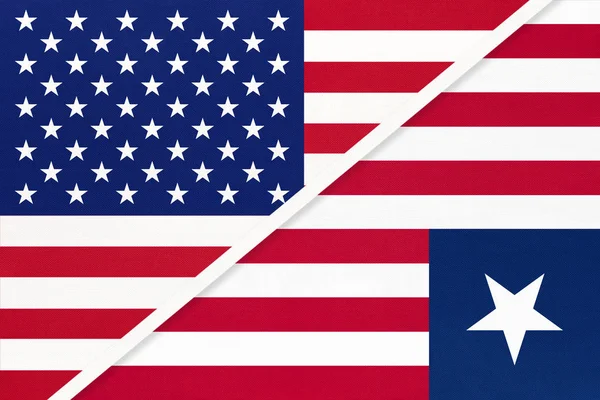 Bandiera nazionale USA vs Liberia da tessile. Rapporto tra due paesi americani e africani . — Foto Stock